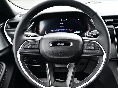 Used 2024 Jeep Grand Cherokee Laredo X AWD/4WD image 17