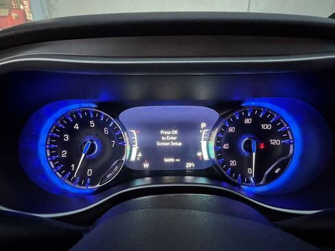 Used 2024 Chrysler Pacifica Touring-L image 11