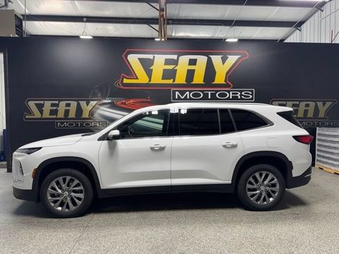 Used 2025 Buick Enclave Preferred AWD/4WD image 2