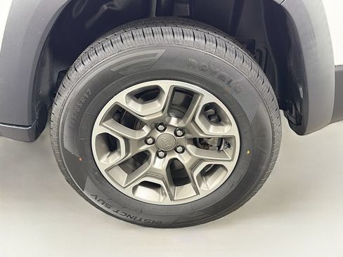 Used 2021 Jeep Cherokee Trailhawk AWD/4WD image 32