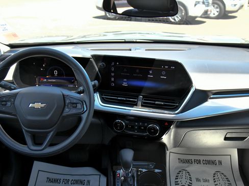 Used 2025 Chevrolet Trax LT FWD image 36
