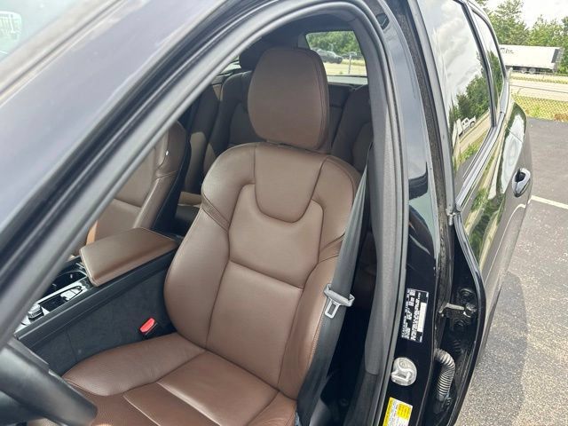 Used 2023 Volvo XC60 B5 Plus AWD/4WD image 8