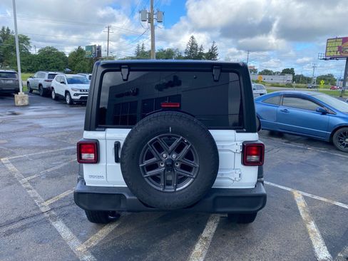 Used 2025 Jeep Wrangler Sport AWD/4WD image 4