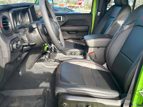 Used 2025 Jeep Wrangler Unlimited Rubicon image 13