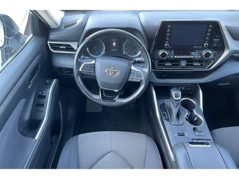 Used 2021 Toyota Highlander LE FWD image 17
