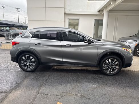 Used 2017 INFINITI QX30 AWD image 4