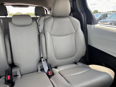Used 2025 Toyota Sienna XLE FWD image 39