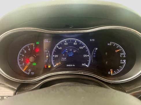 Used 2019 Jeep Grand Cherokee Laredo RWD image 12