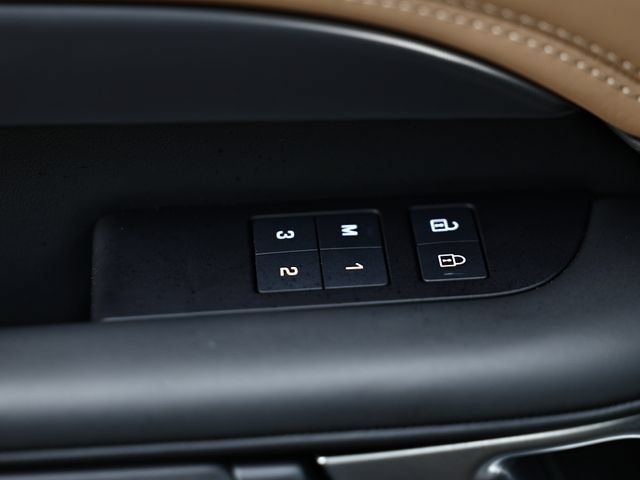 Used 2025 Land Rover Discovery Metropolitan Edition AWD/4WD image 18