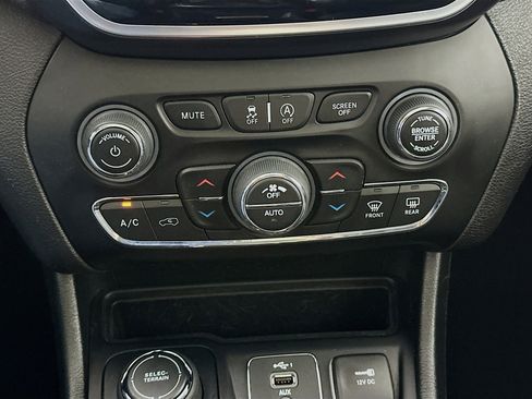 Used 2021 Jeep Cherokee Limited image 23