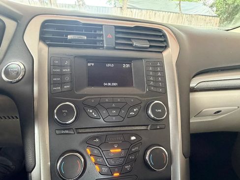 Used 2018 Ford Fusion SE FWD image 16