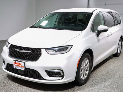 Used 2023 Chrysler Pacifica Touring-L image 32