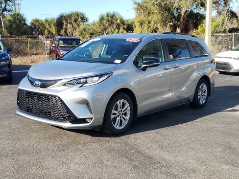 Certified 2023 Toyota Sienna XSE image 8