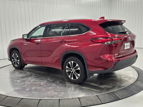 Used 2021 Toyota Highlander XLE image 3