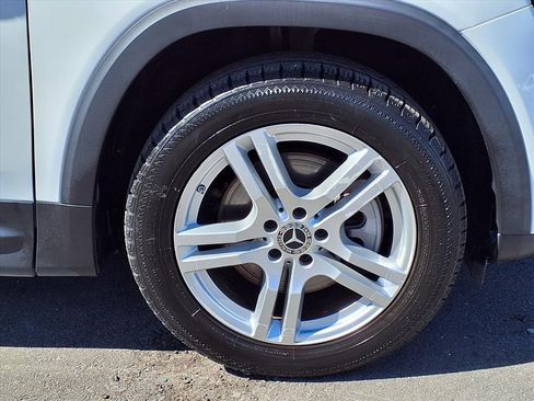 Used 2023 Mercedes-Benz GLB 250 4MATIC w/ Premium Package image 9
