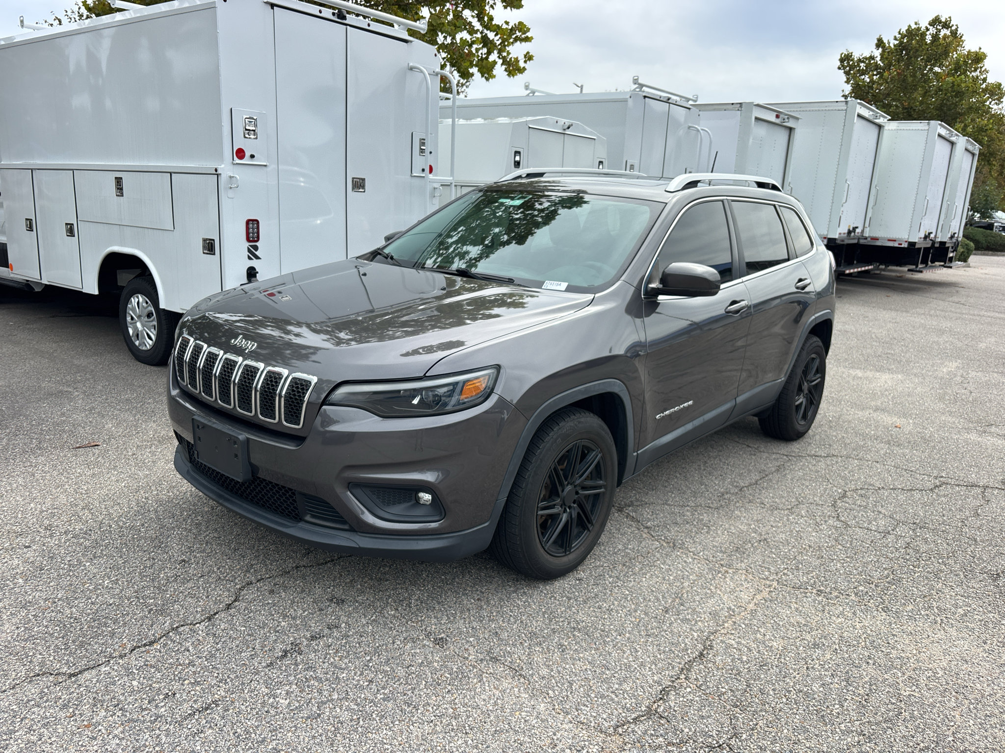 Used 2019 Jeep Cherokee Latitude Plus w/ Comfort/Convenience Group FWD image 1