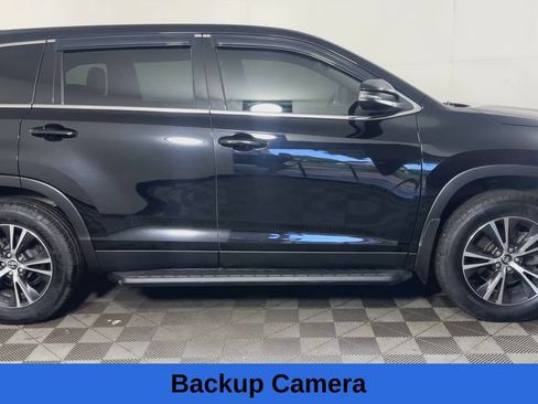 Used 2019 Toyota Highlander Plus AWD/4WD image 3