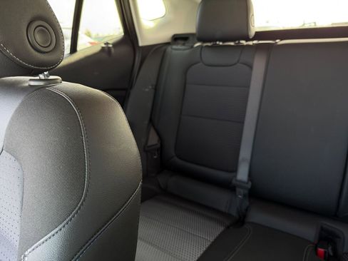 Used 2025 Chevrolet Trax LT image 38