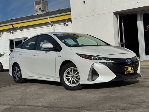 Used 2017 Toyota Prius Prime Plus w/ Preferred Accessory Package FWD image 2