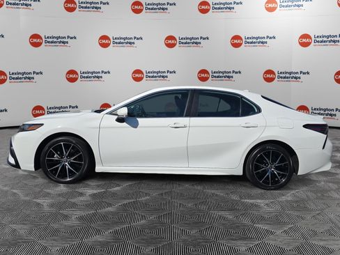 Used 2022 Toyota Camry SE w/ Audio Upgrade Package FWD image 4