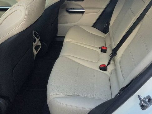 Used 2025 Mercedes-Benz GLC 300 image 13