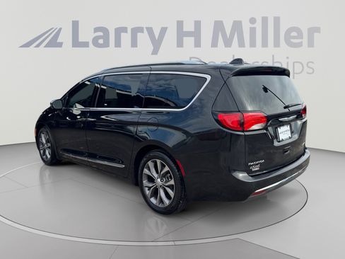 Used 2020 Chrysler Pacifica Limited w/ Tire & Wheel Group FWD image 3