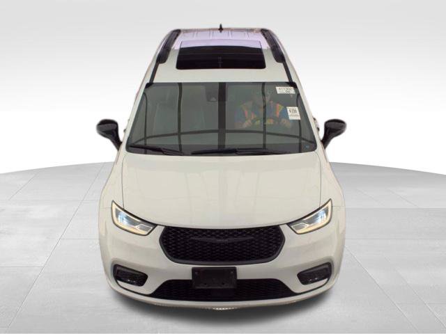 Used 2025 Chrysler Pacifica Limited FWD image 2
