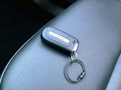 Used 2025 Jeep Compass Limited image 14