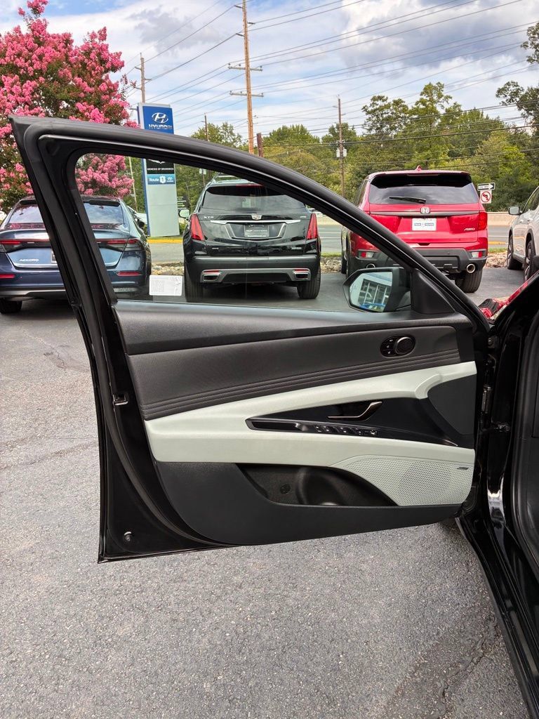 Used 2025 Hyundai Elantra Limited w/ Cargo Package FWD image 28