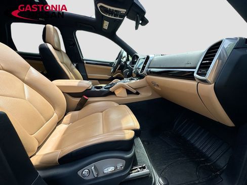 Used 2018 Porsche Cayenne S w/ Premium Package Plus AWD/4WD image 37