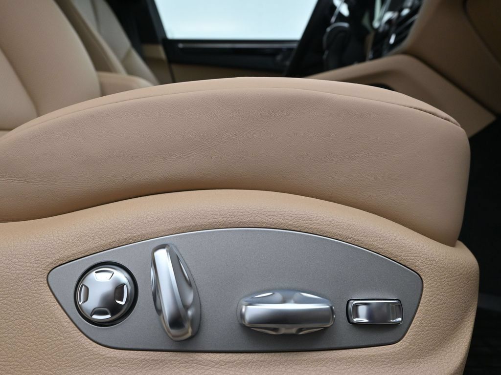 Certified 2026 Porsche Macan AWD/4WD image 15