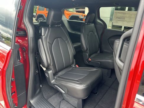 New 2026 Chrysler Pacifica Select image 19