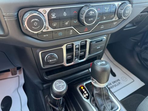 Used 2025 Jeep Wrangler Unlimited Sahara image 9