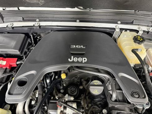 Used 2021 Jeep Wrangler Unlimited Sahara AWD/4WD image 29