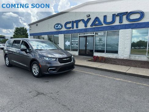Used 2023 Chrysler Pacifica Touring-L FWD image 1