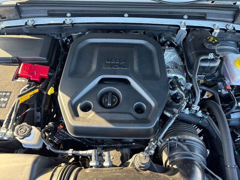 Used 2025 Jeep Wrangler Sahara image 31