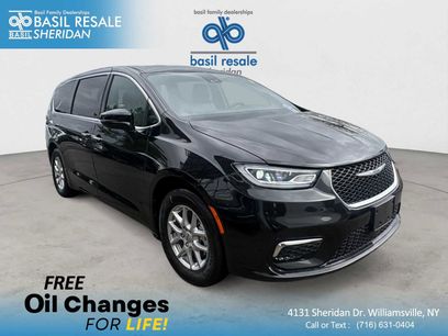 Used 2025 Chrysler Pacifica Select