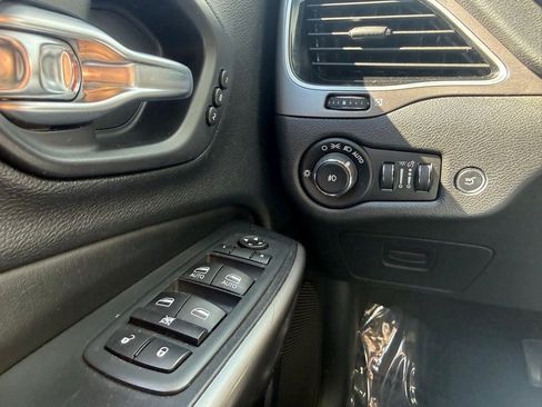 Used 2020 Jeep Cherokee Limited AWD/4WD image 10
