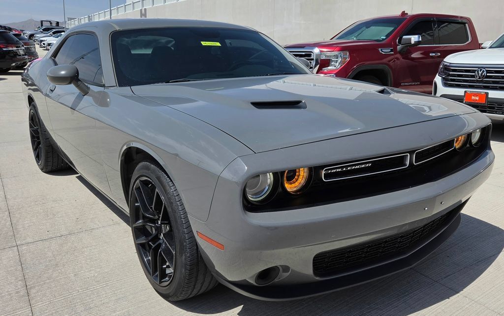 Used 2018 Dodge Challenger SXT RWD image 2