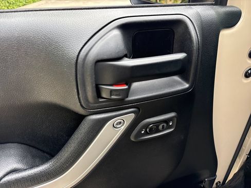 Used 2016 Jeep Wrangler Unlimited Sahara w/ Max Tow Package AWD/4WD image 17