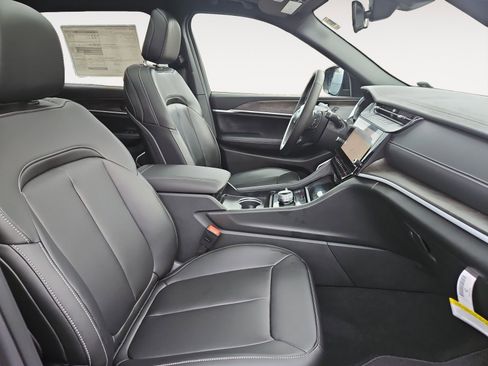 New 2026 Jeep Grand Cherokee L Limited w/ MOPAR Finishing Package AWD/4WD image 15