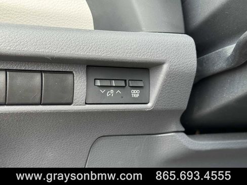 Used 2024 Toyota Sienna LE FWD image 40