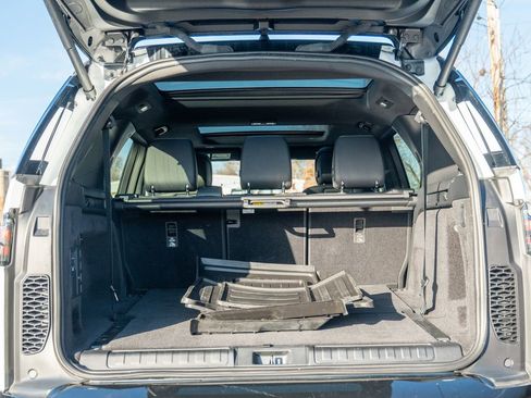 Certified 2024 Land Rover Discovery Dynamic SE image 38