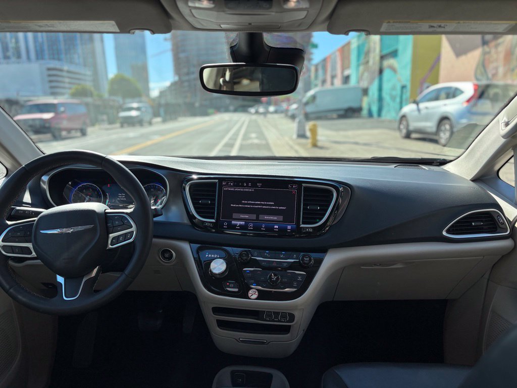 Used 2023 Chrysler Pacifica Touring-L FWD image 14