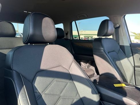 Used 2025 Volkswagen Atlas SE AWD/4WD image 32