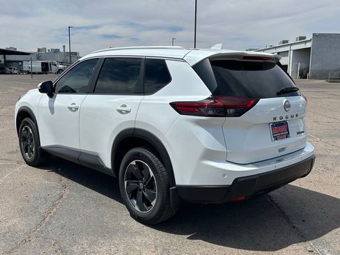 Used 2024 Nissan Rogue SV w/ SV Premium Package image 7