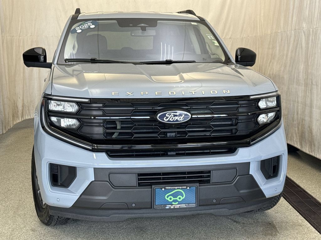 Used 2025 Ford Expedition Active AWD/4WD image 4