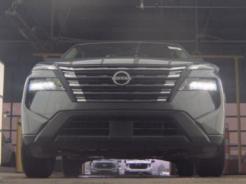 Used 2025 Nissan Rogue SV image 3