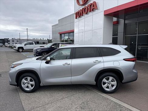 Certified 2023 Toyota Highlander LE FWD image 5