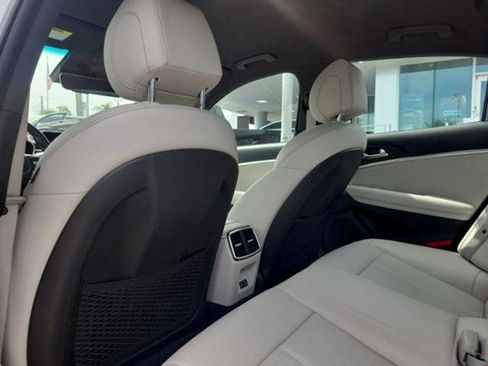 Used 2025 Genesis G70 2.5T RWD image 13